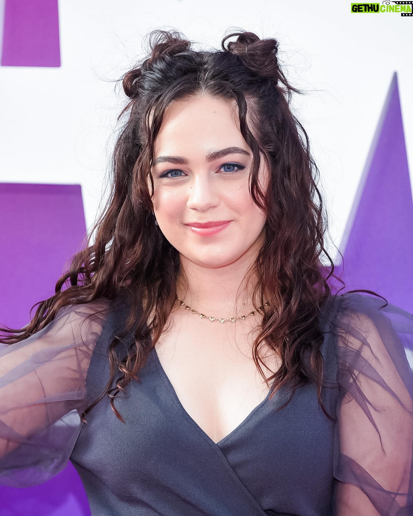 Mary Mouser Instagram - eh, bend the knee, doc. π₯ #spacejamanewlegacy premiere yesterday was epic - @ashleymousermusic and I killed it at the character matching gameβ¦ not so much at the pop-a-shot basketball game π
but had a π getting to blast off into the WB Server-verse & deff felt a little looney after all that fun π