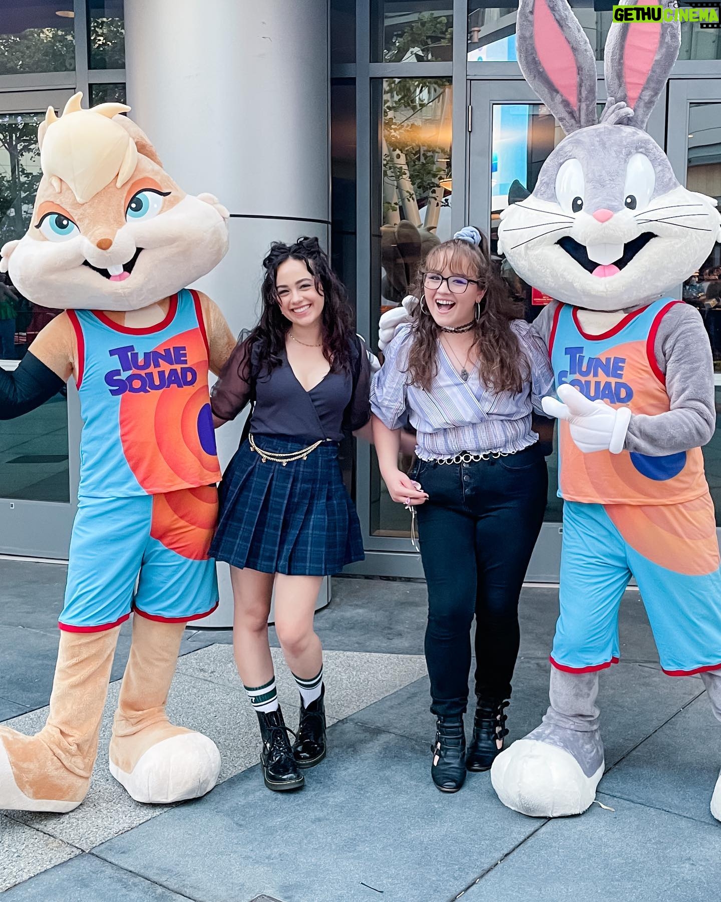 Mary Mouser Instagram - eh, bend the knee, doc. π₯ #spacejamanewlegacy premiere yesterday was epic - @ashleymousermusic and I killed it at the character matching gameβ¦ not so much at the pop-a-shot basketball game π
but had a π getting to blast off into the WB Server-verse & deff felt a little looney after all that fun π