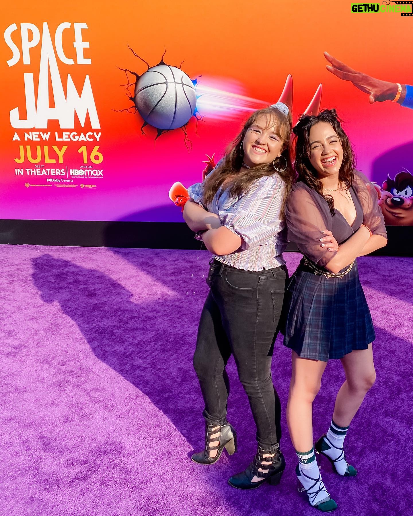 Mary Mouser Instagram - eh, bend the knee, doc. π₯ #spacejamanewlegacy premiere yesterday was epic - @ashleymousermusic and I killed it at the character matching gameβ¦ not so much at the pop-a-shot basketball game π
but had a π getting to blast off into the WB Server-verse & deff felt a little looney after all that fun π
