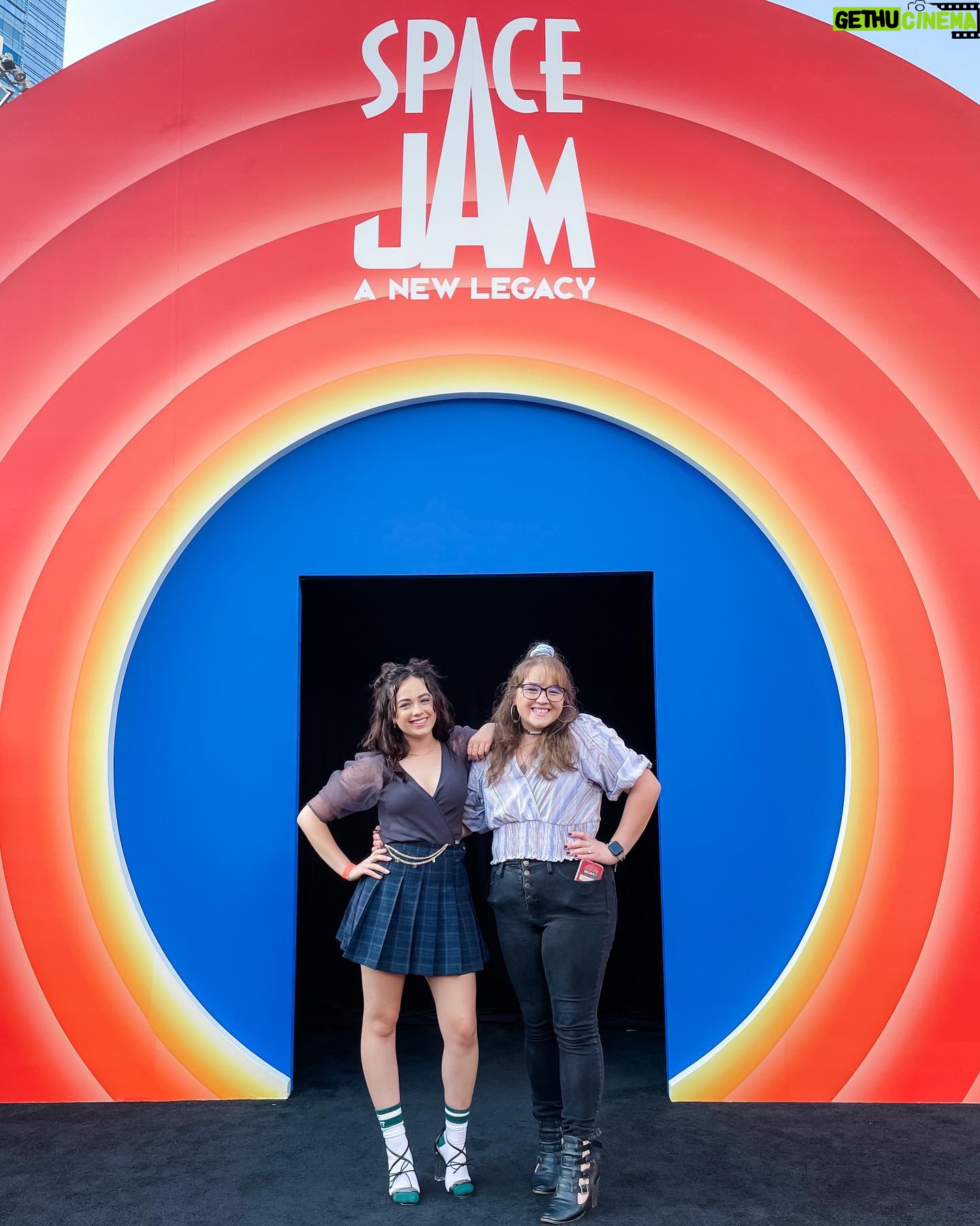 Mary Mouser Instagram - eh, bend the knee, doc. π₯ #spacejamanewlegacy premiere yesterday was epic - @ashleymousermusic and I killed it at the character matching gameβ¦ not so much at the pop-a-shot basketball game π
but had a π getting to blast off into the WB Server-verse & deff felt a little looney after all that fun π