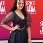 Mary Mouser Instagram - eh, bend the knee, doc. 🥕 #spacejamanewlegacy premiere yesterday was epic - @ashleymousermusic and I killed it at the character matching game… not so much at the pop-a-shot basketball game 😅 but had a 🏀 getting to blast off into the WB Server-verse & deff felt a little looney after all that fun 😜