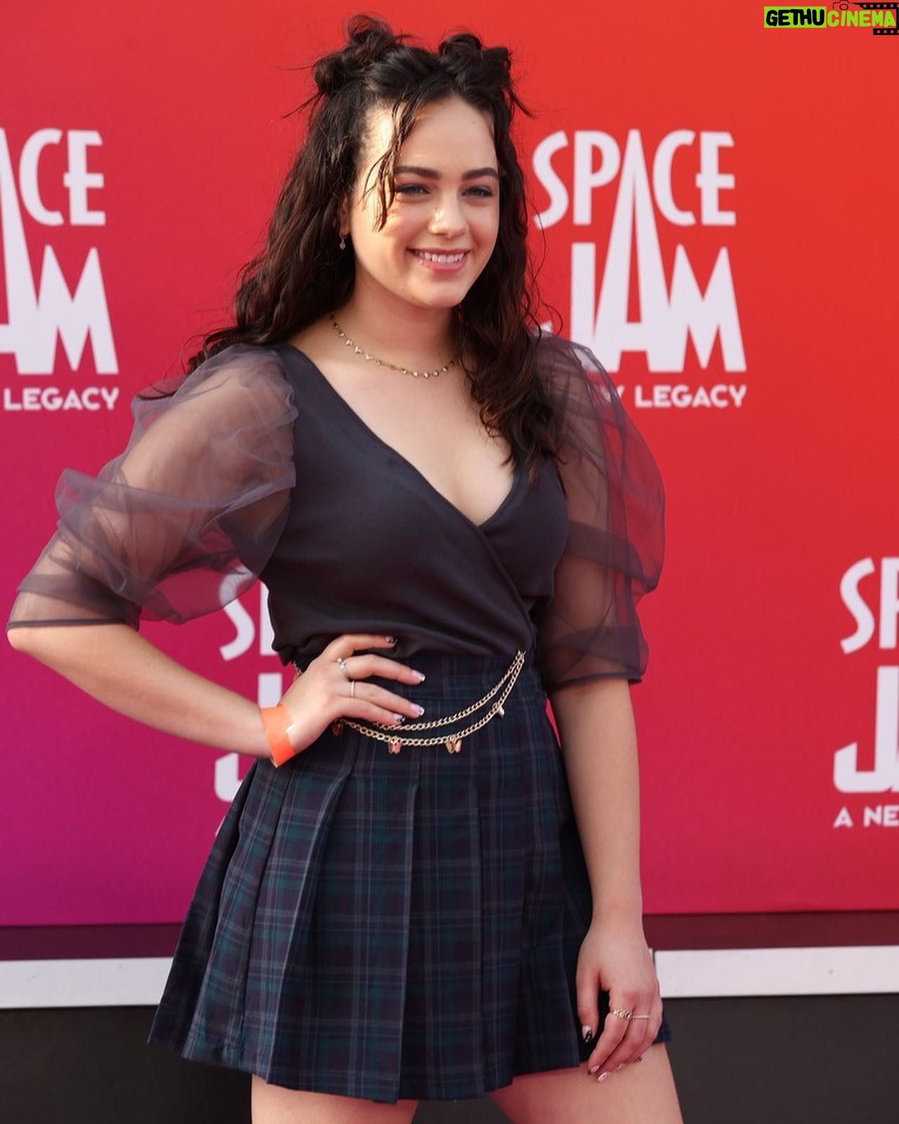 Mary Mouser Instagram - eh, bend the knee, doc. π₯ #spacejamanewlegacy premiere yesterday was epic - @ashleymousermusic and I killed it at the character matching gameβ¦ not so much at the pop-a-shot basketball game π
but had a π getting to blast off into the WB Server-verse & deff felt a little looney after all that fun π