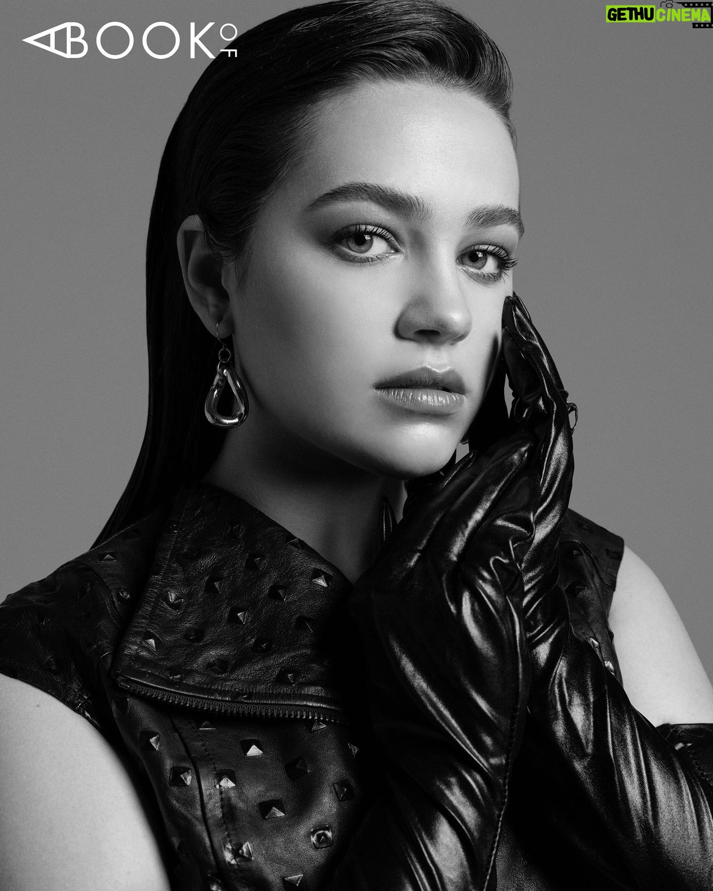 Mary Mouser Instagram - And it was all yello— wait... I mean gray. It was all grayyyyyy 🎶 one of my favorite things about @cobrakaiseries is that it shows so many shades of gray, I love the push and pull of seeing everyone have their good and bad moments. I think every character has the potential to be someone’s hero and someone’s villain. What do you think? Check out me chatting about this and more of me in my @abookof feature 🖤 Photographer: @raenbadua Stylist: @styledbybleu Make up: @robertti Hair: @yasulina