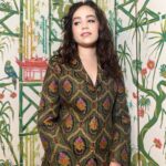 Mary Mouser Instagram - ❤️‍🔥🌹❤️‍🔥 stylist: @laura_sophie_cox hair: @michaelduenas make up: @courthart1 thanks for making me feel like an absolute rockstar 💚 suit: @gucci shoes: @gucci tights: @richardquinn jewels: @thisisstateproperty & @cathywaterman