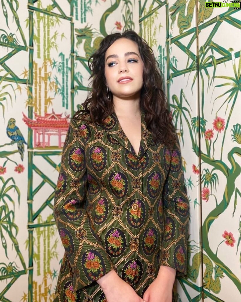 Mary Mouser Instagram - ❤️‍🔥🌹❤️‍🔥 stylist: @laura_sophie_cox hair: @michaelduenas make up: @courthart1 thanks for making me feel like an absolute rockstar 💚 suit: @gucci shoes: @gucci tights: @richardquinn jewels: @thisisstateproperty & @cathywaterman