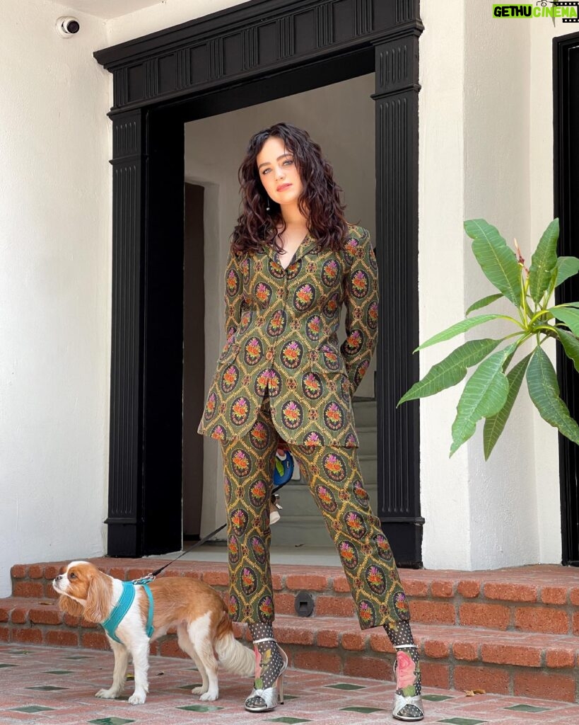 Mary Mouser Instagram - ❤️‍🔥🌹❤️‍🔥 stylist: @laura_sophie_cox hair: @michaelduenas make up: @courthart1 thanks for making me feel like an absolute rockstar 💚 suit: @gucci shoes: @gucci tights: @richardquinn jewels: @thisisstateproperty & @cathywaterman