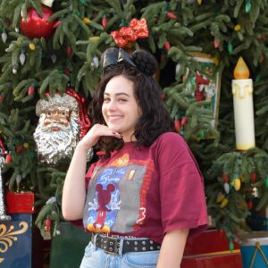 Mary Mouser Instagram - magical holiday adventures at my favorite place with some of my favorite people ✨

Thank you @disneyland & @disneyparks for a spectacular kick off to the holiday season ❤️ #DisneylandHolidays #DisneylandChristmas