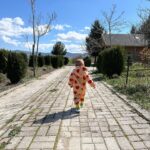 Mary Synatsaki Instagram - Κρινάκι μου🤍… αφήστε μας στην ξύλινη σπηλιά 🫠