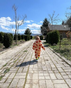 Mary Synatsaki Instagram - Κρινάκι μου🤍… αφήστε μας στην ξύλινη σπηλιά 🫠