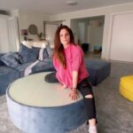 Mary Synatsaki Instagram - Όταν έχεις μείνει πολλά χρόνια με γατιά και οι καναπέδες σου είναι η επιτομή του αράγματος! Κλείστε κι εσείς το ραντεβού σας με τον εξειδικευμένο διακοσμητή του @f_for_design και δείτε πως η ομάδα αυτή μπορεί να υλοποιήσει τις αναγκες σας 😉
