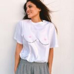 Mary Synatsaki Instagram - Να σε αγαπάς. Και να σε προσέχεις! 🤍 Το @projectsoma self care t-shirt μας είναι ένα ξεχωριστό t-shirt απο οργανικό βαμβάκι για να μας υπενθυμίζει τη σημασία της πρόληψης και της αυτοφροντίδας. Όλα τα έσοδα από την αγορά του θα διατεθούν στο Μη Κερδοσκοπικό Σωματείο Πανελλήνιος Σύλλογος Γυναικών με Καρκίνο του Μαστού @almazois 🎀