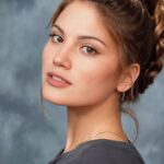 Mary Synatsaki Instagram - Καλά ανακάλυψα ένα τρομερό application που βάζεις φωτο σου και σου βγαζει με Ai διάφορες εκδοχές του εαυτού σου από φωτογραφίσεις σχολικών λευκωμάτων. Ειλικρινά δεν ξέρω που το βρήκα. Είμαι τρομερά πρωτοπόρος και πρωτότυπη. Ου Α Ου;