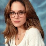 Mary Synatsaki Instagram - Καλά ανακάλυψα ένα τρομερό application που βάζεις φωτο σου και σου βγαζει με Ai διάφορες εκδοχές του εαυτού σου από φωτογραφίσεις σχολικών λευκωμάτων. Ειλικρινά δεν ξέρω που το βρήκα. Είμαι τρομερά πρωτοπόρος και πρωτότυπη. Ου Α Ου;