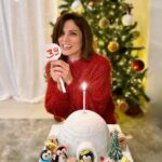 Mary Synatsaki Instagram - 39 ή 38 1 γιατί αυτός ο χρόνος κύλησε με έναν εντελώς διαφορετικό τρόπο από οποιονδήποτε άλλο στη ζωή. Ένιωσα στο πετσί μου κάθε δευτερόλεπτο του (και τα 31.536.000) (τόσα είναι) και ταυτόχρονα αισθάνομαι πως κράτησε όσο μια ανάσα. Όσα έμαθα, οσοι έμειναν, όσα έγιναν είναι το 1 μου… • σας ευχαριστώ για τις ευχές που μου στέλνετε και είναι πια τόσο προσωπικές και καθόλου τυπικές. Είναι παντοτινά συγκινητικό 🥹♥️ • [η δημιουργία τούρτα υπερπαραγωγή είναι και φέτος εξ’ολοκλήρου έμπνευση της @adalivitsanou για να μου υπενθυμίζει ότι ακόμη και ιγκλού να μετακομίσω είναι οκ! Home is where the heart is ♥️ )
