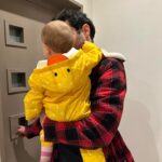 Mary Synatsaki Instagram - Εγώ που σκεφτόμουν ότι θα ήταν πολύ σικάτο να ντύνω με εκρού και μονόχρωμα το παιδί μου… εν τω μεταξύ η γκαρνταρόμπα της Ολιβιας 🌈