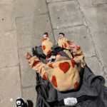 Mary Synatsaki Instagram - Εγώ που σκεφτόμουν ότι θα ήταν πολύ σικάτο να ντύνω με εκρού και μονόχρωμα το παιδί μου… εν τω μεταξύ η γκαρνταρόμπα της Ολιβιας 🌈