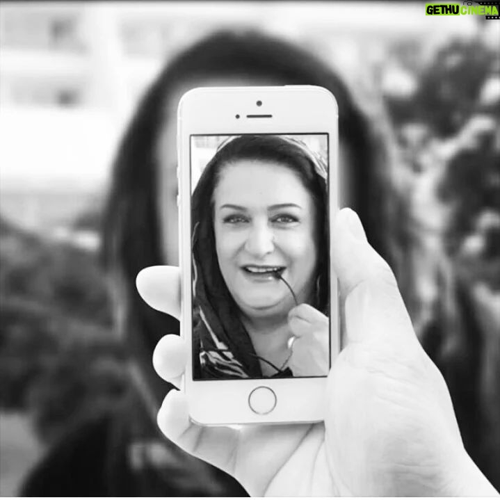 Maryam Amirjalali Instagram - ازدوستحرف میزنم ازرفیق ۰۰۰۰۰ ازتوئیکه حضورت ، حالمراوحالجهان مرابهتر میکند، ازعشقحرفمیزنم ازحالوهواینابی شبیه به روزهایاخراسفندماه۰۰۰۰۰۰ پائیزبرایم خوش ایند نبوداز اسفنداحساسخوشایندونابی کهازکلام ونگاه مهربان تو دریافتمیکنم، توکههستی، انگارکه درختان سرمازده ، برایسبزشدن قیام کرده اند، انگاربهار دراستانهی امدن ایستاده،. بوی شکوفه های تازه وگیاهاننورسته می اید وبادهای بهار،. این جا! جائی که تودران نفس میکشی وغمگینودرماندهوبی پناه که شدم ، تورادارم وبه امنیتحضورتوپناه می برم۰۰ 🌼🍃🌼