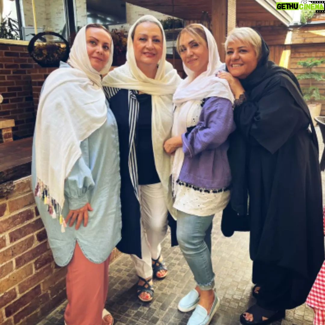 Maryam Amirjalali Instagram - پنجشنبه ۲۴شهریورماه با دوستان جاندررستوران خان باشی جایاونهائیکه نبودنخالی 💙💙💙