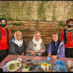 Maryam Amirjalali Instagram - دررستوران‌خوان باشی بامدیریت‌بانومریم احمدیان با یک‌غذای خوشمزه مازندرانی بنام‌مرغ‌تشنی طبری یعنی مرغ نابالغ که بادوسس فسنجان وسیروانارطبخ شده بود.جای همه عزیزان خالی 💙💙💙ra0