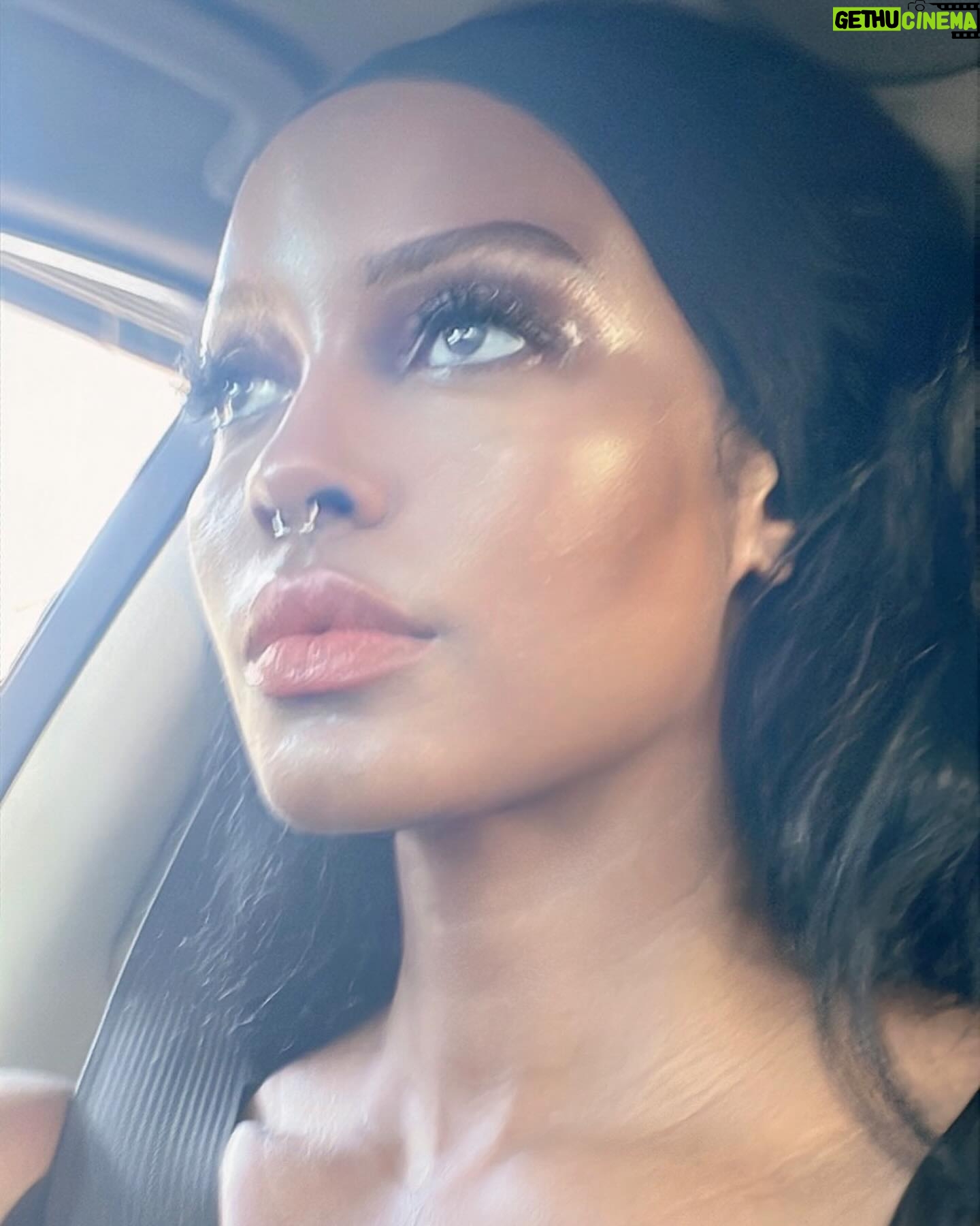 Maryam Basir Instagram - decide what kind of life you actually want, then say no to anything that isn’t that 🖤
