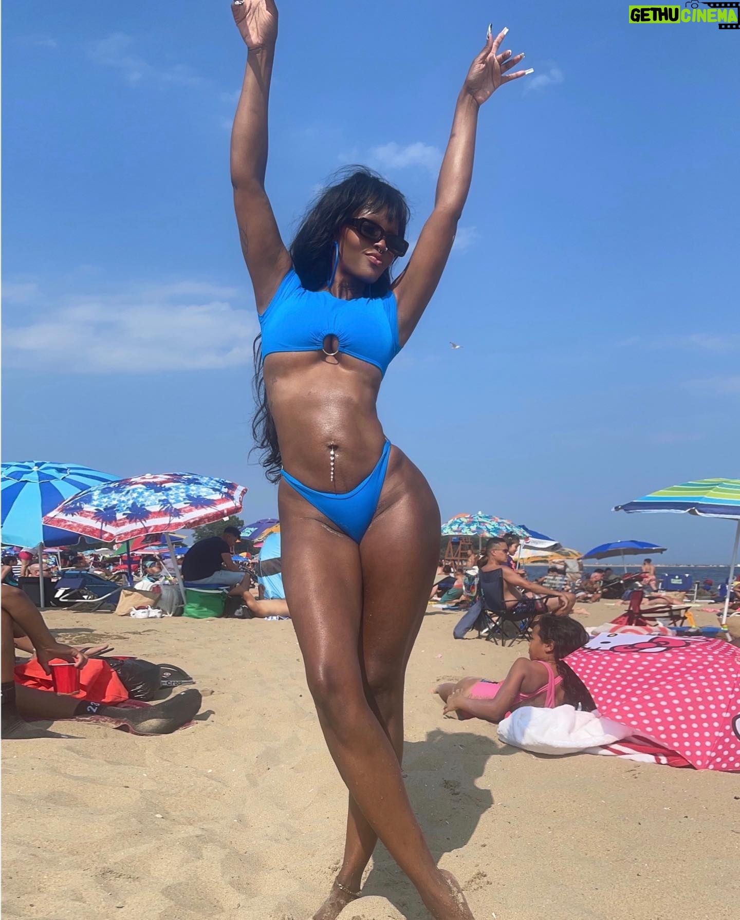 Maryam Basir Instagram - Sundays we reset > πβ±οΈποΈ #beachday #sundayvibes #sunkissed #beachlife #oceanwaves #sandandsun #relaxationmode #beachtime #chillout #orchardbeach #weekendgetaway #oceanside #sundayfunday #beachbumming #beachlover #seascape #sandytoes #oceanviews #sundayouting #seasidereflections #beachadventures #seasunfun #vitaminsea #sundaychill #oceantherapy #beachescape #maryambasir #sundayserenity #beachvibes