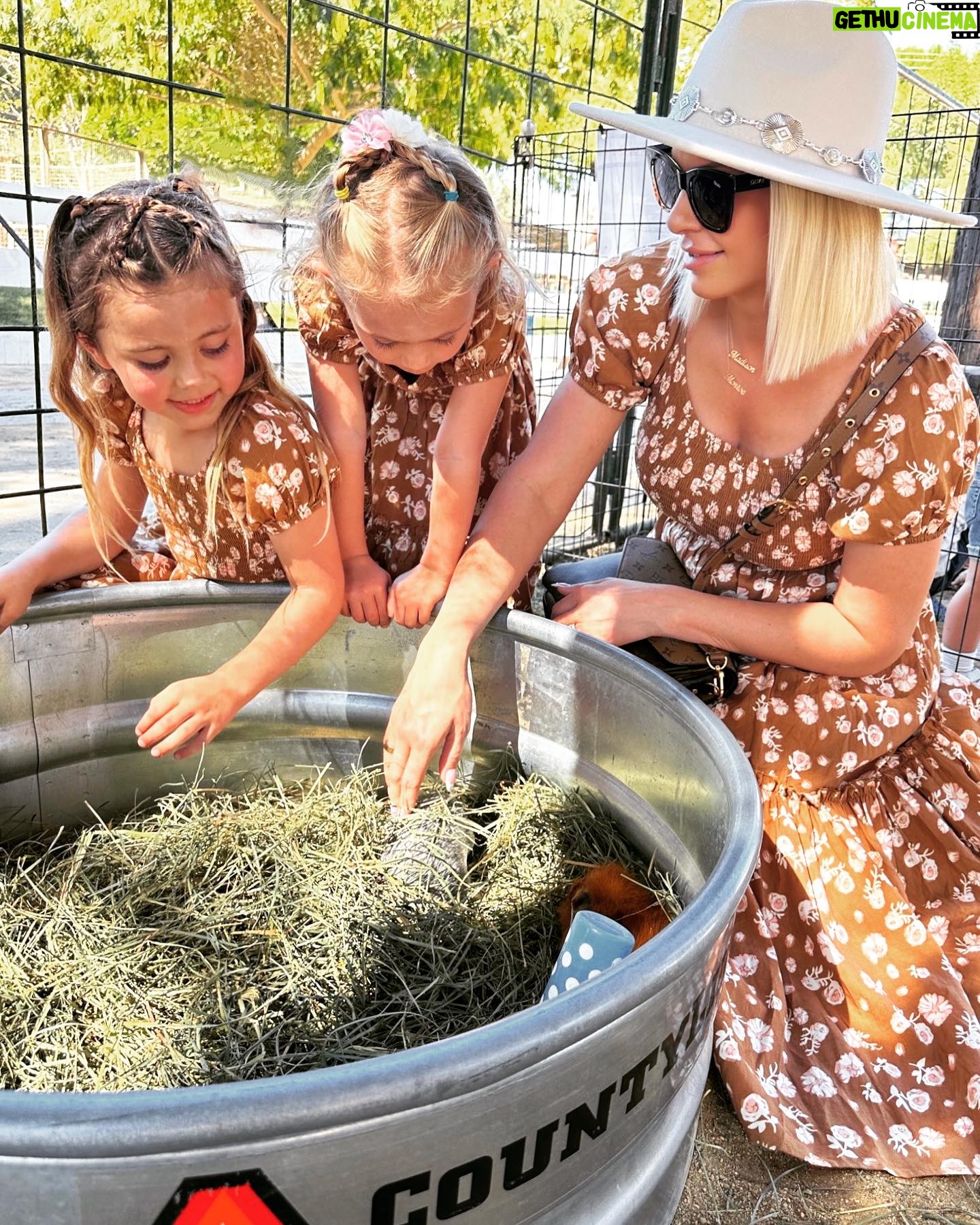 Maryse Mizanin Instagram - Beautiful day at the farm!!!! 🍁🍂 🎃