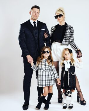 Maryse Mizanin Instagram - #ItFamily 🖤🤍🖤🤍