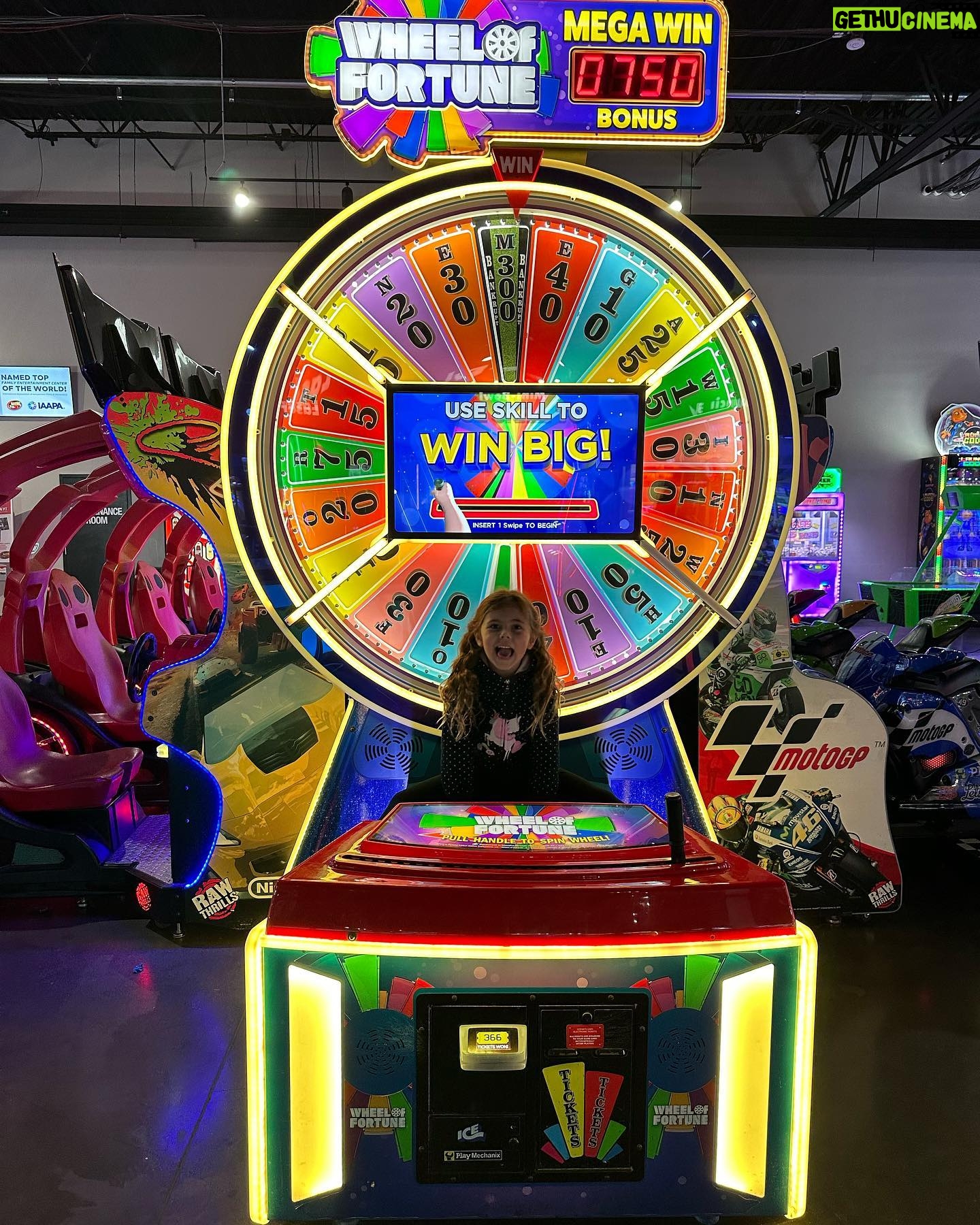 Maryse Mizanin Instagram - Mizfest has turned into Kidfest and we wouldn’t have it any other way. On a rainy cold day in Cleveland nothing beats @scene75. Thx for having us.