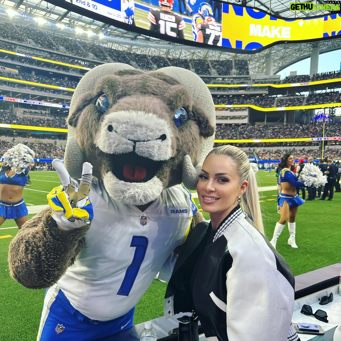 Maryse Mizanin Instagram - 🏈 thank you @sofistadium for having us!!!