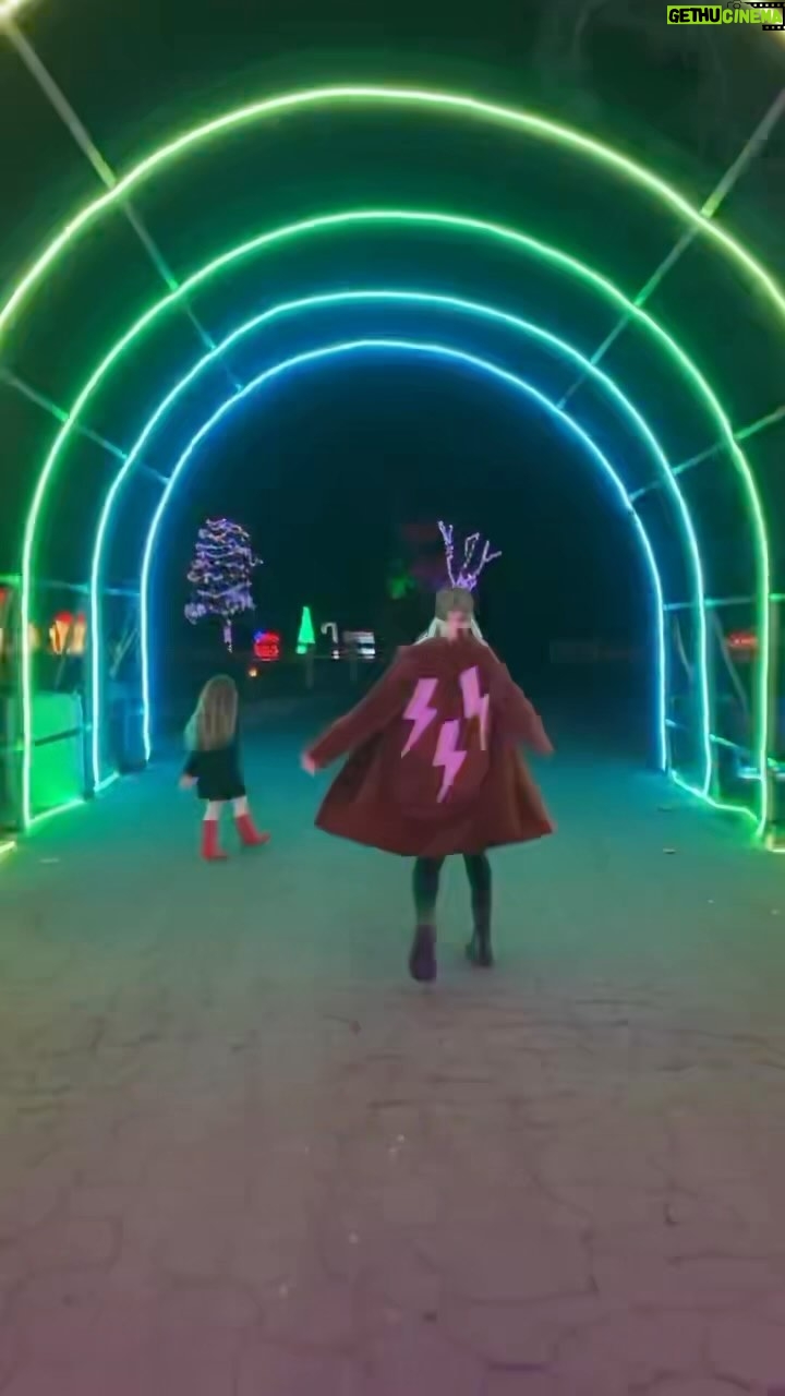 Maryse Mizanin Instagram - We had a great time @holidayroad 🎄🎄🎄 Soooo many lights!!!! The girls loved it!!!!
