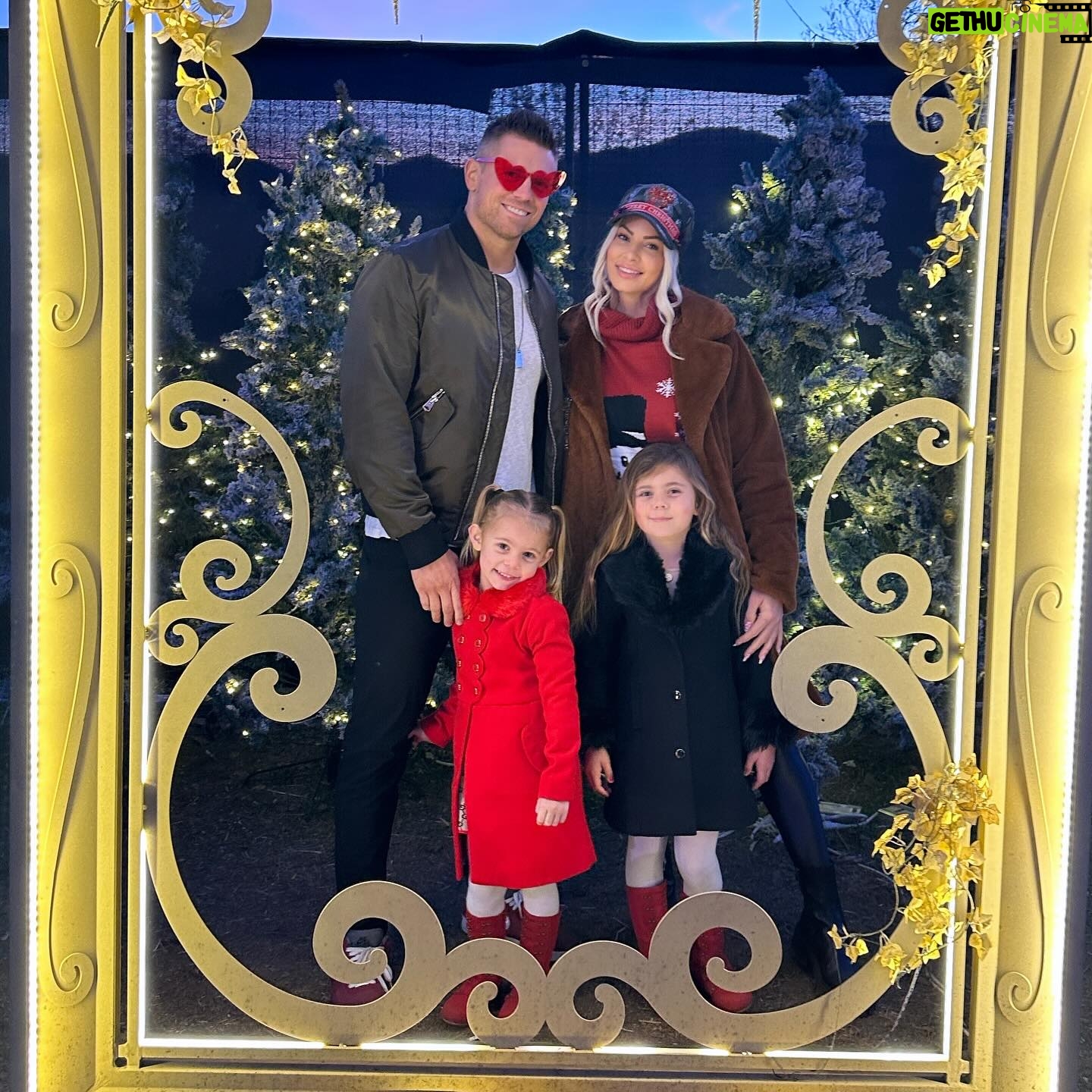 Maryse Mizanin Instagram - 🎄🎄🎄 @holidayroad 🎄🎄🎄