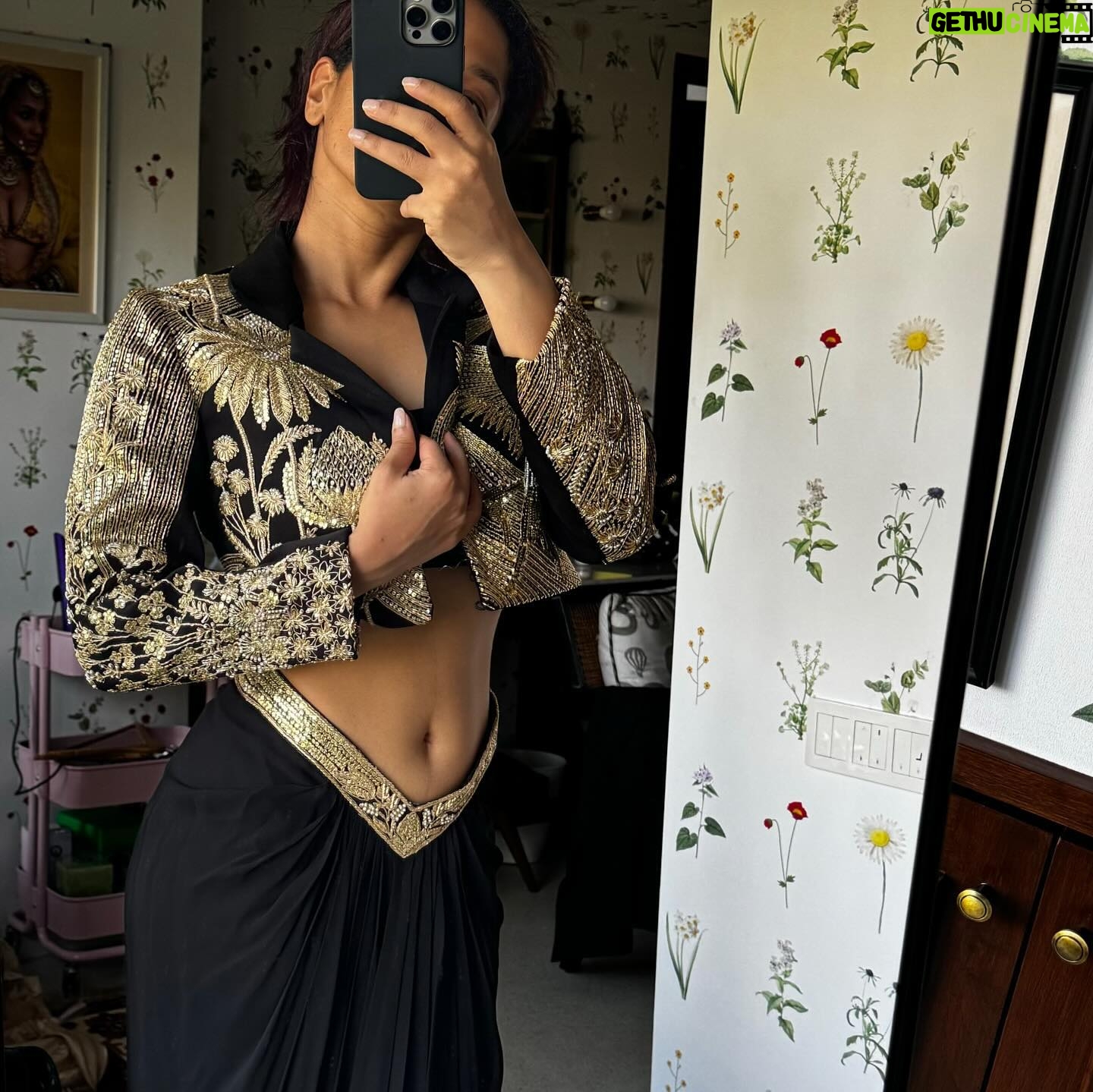 Masaba Gupta Instagram - I am this close to putting up my own poster on my wall and on my vision board because body goals & also outfit goals and I made them both š«µš½šš
⢠youāll got too lucky @houseofmasaba I even smile in the morning.