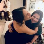 Masaba Gupta Instagram - Designed a grazing table with too much enthusiasm 😅… ate Parle-G & Chai biscuit pudding 4 times ( squished @poojadhingra while at it ) and felt like a warm plum pudding myself and served up Jolly Rancher flavoured Candy Cane .. who am I?.Life is short. Work on the good stuff ♥️ 🏠Happy Christmas 🎄