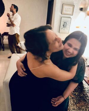 Masaba Gupta Instagram - Designed a grazing table with too much enthusiasm 😅… ate Parle-G & Chai biscuit pudding 4 times ( squished @poojadhingra while at it ) and felt like a warm plum pudding myself and served up Jolly Rancher flavoured Candy Cane .. who am I?.Life is short. Work on the good stuff ♥️ 🏠Happy Christmas 🎄