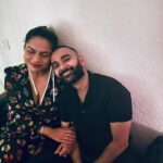 Masaba Gupta Instagram - Designed a grazing table with too much enthusiasm 😅… ate Parle-G & Chai biscuit pudding 4 times ( squished @poojadhingra while at it ) and felt like a warm plum pudding myself and served up Jolly Rancher flavoured Candy Cane .. who am I?.Life is short. Work on the good stuff ♥️ 🏠Happy Christmas 🎄