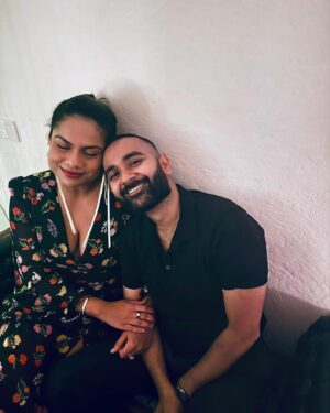 Masaba Gupta Instagram - Designed a grazing table with too much enthusiasm 😅… ate Parle-G & Chai biscuit pudding 4 times ( squished @poojadhingra while at it ) and felt like a warm plum pudding myself and served up Jolly Rancher flavoured Candy Cane .. who am I?.Life is short. Work on the good stuff ♥️ 🏠Happy Christmas 🎄