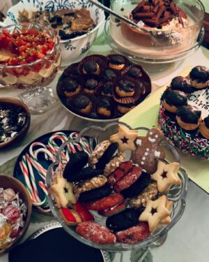 Masaba Gupta Instagram - Designed a grazing table with too much enthusiasm 😅… ate Parle-G & Chai biscuit pudding 4 times ( squished @poojadhingra while at it ) and felt like a warm plum pudding myself and served up Jolly Rancher flavoured Candy Cane .. who am I?.Life is short. Work on the good stuff ♥️ 🏠Happy Christmas 🎄