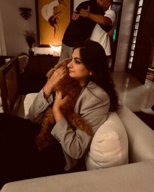 Masaba Gupta Instagram - Designed a grazing table with too much enthusiasm 😅… ate Parle-G & Chai biscuit pudding 4 times ( squished @poojadhingra while at it ) and felt like a warm plum pudding myself and served up Jolly Rancher flavoured Candy Cane .. who am I?.Life is short. Work on the good stuff ♥️ 🏠Happy Christmas 🎄