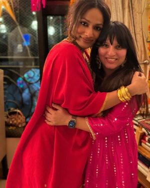 Masaba Gupta Instagram - A special Diwali. Papa ♥️ and lots of pyaar from people who bring light into my life everyday.Have a great year,everyone. 🪔 #happydiwali