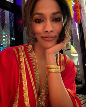 Masaba Gupta Instagram - A special Diwali. Papa ♥️ and lots of pyaar from people who bring light into my life everyday.Have a great year,everyone. 🪔 #happydiwali