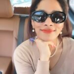 Masaba Gupta Instagram - What to do when you spend half your time in the car & you’re a time management junkie!? ( ♥️ you,Bombay Traffic) put on your brightest lipstick ofcourse! • Wearing the shade ‘Bonus’ by @lovechildbymasaba #lovechildonthego