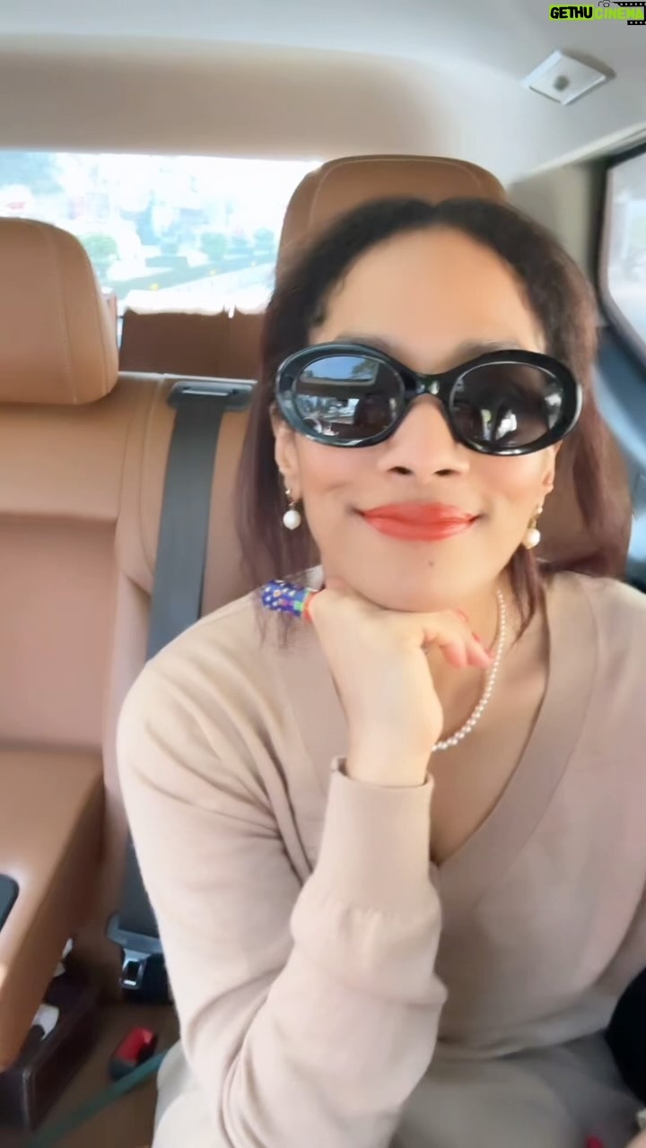 Masaba Gupta Instagram - What to do when you spend half your time in the car & you’re a time management junkie!? ( ♥️ you,Bombay Traffic) put on your brightest lipstick ofcourse! • Wearing the shade ‘Bonus’ by @lovechildbymasaba #lovechildonthego