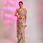 Masaba Gupta Instagram – Ya’all wanted a hot print in sequins? I am giving you a hot print in sequins.Feeling Festive in the ‘Nurvi Sitara’ Saree by @houseofmasaba and super-stay kajal and lips by @lovechildbymasaba ✨| 📸 @mohitvaru | Shop Link in bio