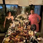 Masaba Gupta Instagram - Designed a grazing table with too much enthusiasm 😅… ate Parle-G & Chai biscuit pudding 4 times ( squished @poojadhingra while at it ) and felt like a warm plum pudding myself and served up Jolly Rancher flavoured Candy Cane .. who am I?.Life is short. Work on the good stuff ♥️ 🏠Happy Christmas 🎄