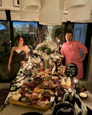Masaba Gupta Instagram - Designed a grazing table with too much enthusiasm 😅… ate Parle-G & Chai biscuit pudding 4 times ( squished @poojadhingra while at it ) and felt like a warm plum pudding myself and served up Jolly Rancher flavoured Candy Cane .. who am I?.Life is short. Work on the good stuff ♥️ 🏠Happy Christmas 🎄