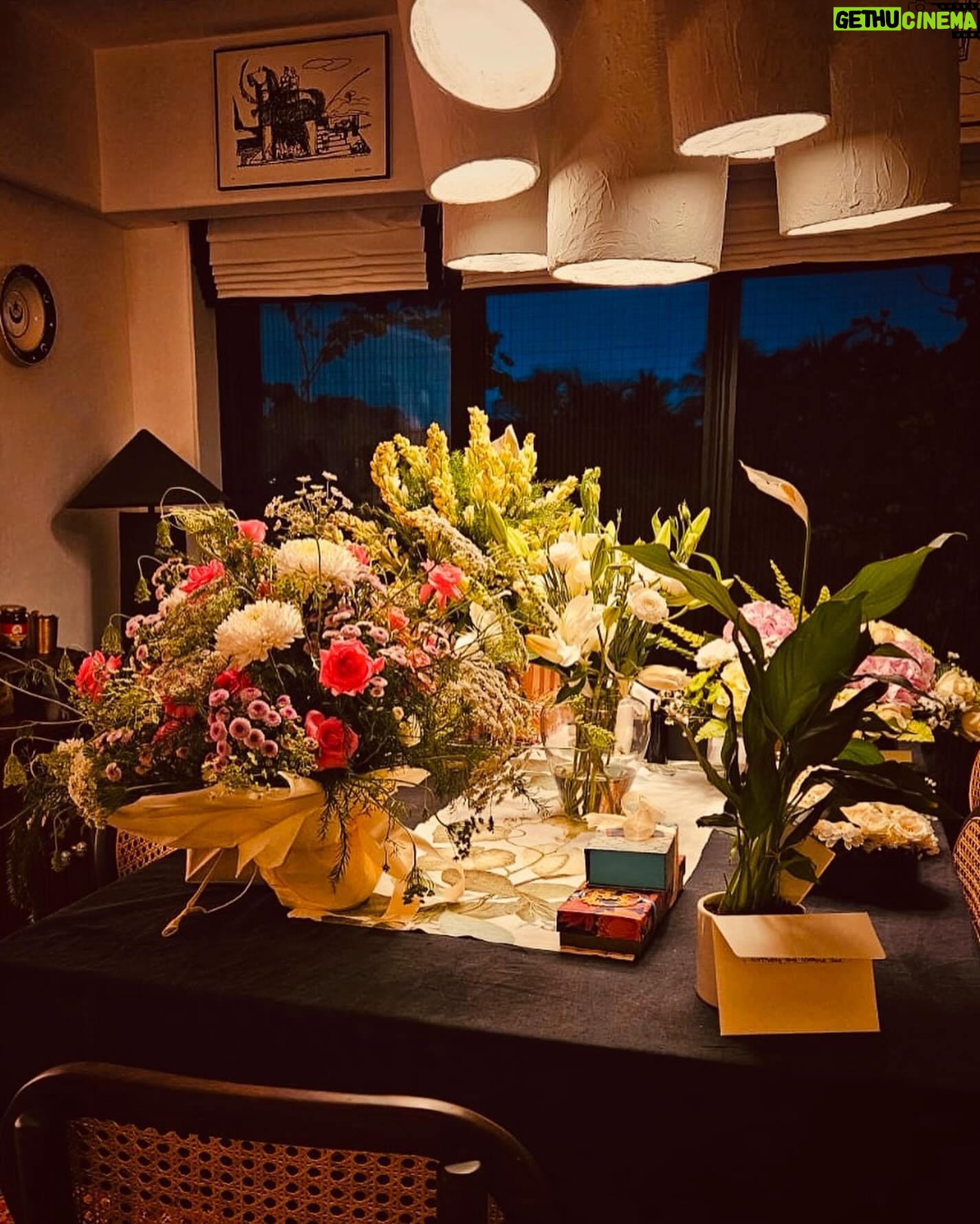 Masaba Gupta Instagram - Turned 35 yesterday 😊 It was perfect.Had a 14 hour work day,came home to balloons & flowers and love,discussed the past,present and future of beauty and the responsibility that comes with being a founder.. while nearly flashing the audience ( forgive me ) @instasattu stayed up to wish me until midnight,while his wife snored which I have no memory of 😅 @tanvishah91 & @neha.m_maisonno7 took the time to come see me while I worked and said the most wonderful,joyful things about life,love and everything in between…all with a side of fries,cake & champagne.Woke up at sunrise. My parents called.Simple love. My cup runneth over 🤎🙏🏻