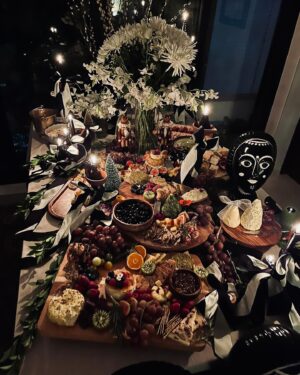 Masaba Gupta Instagram - Designed a grazing table with too much enthusiasm 😅… ate Parle-G & Chai biscuit pudding 4 times ( squished @poojadhingra while at it ) and felt like a warm plum pudding myself and served up Jolly Rancher flavoured Candy Cane .. who am I?.Life is short. Work on the good stuff ♥️ 🏠Happy Christmas 🎄