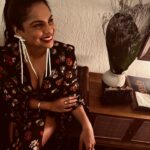 Masaba Gupta Instagram - Designed a grazing table with too much enthusiasm 😅… ate Parle-G & Chai biscuit pudding 4 times ( squished @poojadhingra while at it ) and felt like a warm plum pudding myself and served up Jolly Rancher flavoured Candy Cane .. who am I?.Life is short. Work on the good stuff ♥️ 🏠Happy Christmas 🎄