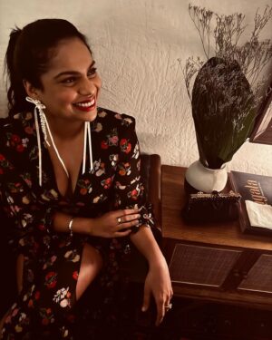 Masaba Gupta Instagram - Designed a grazing table with too much enthusiasm 😅… ate Parle-G & Chai biscuit pudding 4 times ( squished @poojadhingra while at it ) and felt like a warm plum pudding myself and served up Jolly Rancher flavoured Candy Cane .. who am I?.Life is short. Work on the good stuff ♥️ 🏠Happy Christmas 🎄