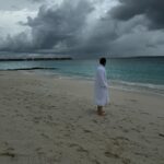 Masaba Gupta Instagram - Left a piece of my heart right here…Until next time • @alila.maldives even with chaotic weather,you are just so chic 🤎 @straighttalkcomm @nijhawangroup • swipe to the 2nd slide to see why I look straight out of the White Lotus as someone who may have killed anyone. 🤷🏽‍♀️